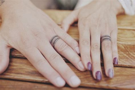 Ehering Tattoo: 30 romantische Motive für die Finger